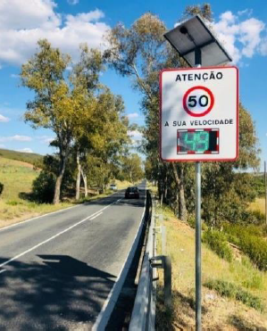 Painéis eletrónicos para controlo de velocidade na EN122